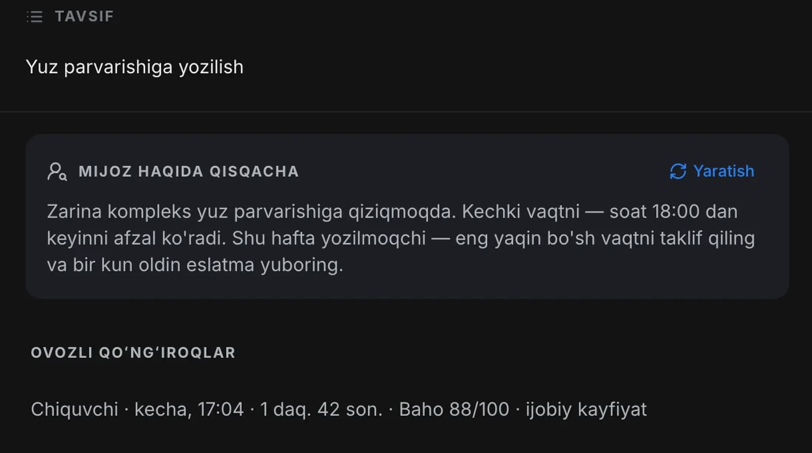 Битим карточкаси: мижоз ҳақида AI-хулоса — энг яқин бўш вақтни таклиф қилиш ва бир кун олдин эслатиш тавсияси, қуйида эса 1 дақиқа 42 сониялик чиқувчи овозли қўнғироқ, баҳоси 88/100 ва ижобий кайфият